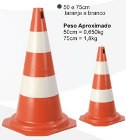 Cone Plástico, com Faixa Injetada ou Refletiva nas cores Laranja e Branco. Composto de plástico, nos tamanhos de 50cm (0,650kg) e 75cm (1,8kg). 